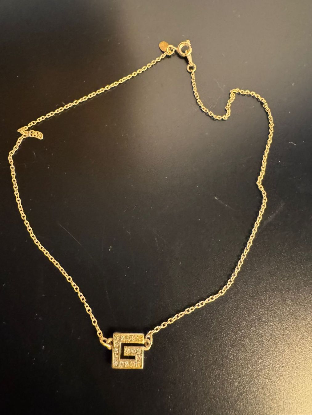 Givenchy Catenine: Givenchy Halskette Goldfarben G Logo – Usato da Winterthur venduto da Dejv