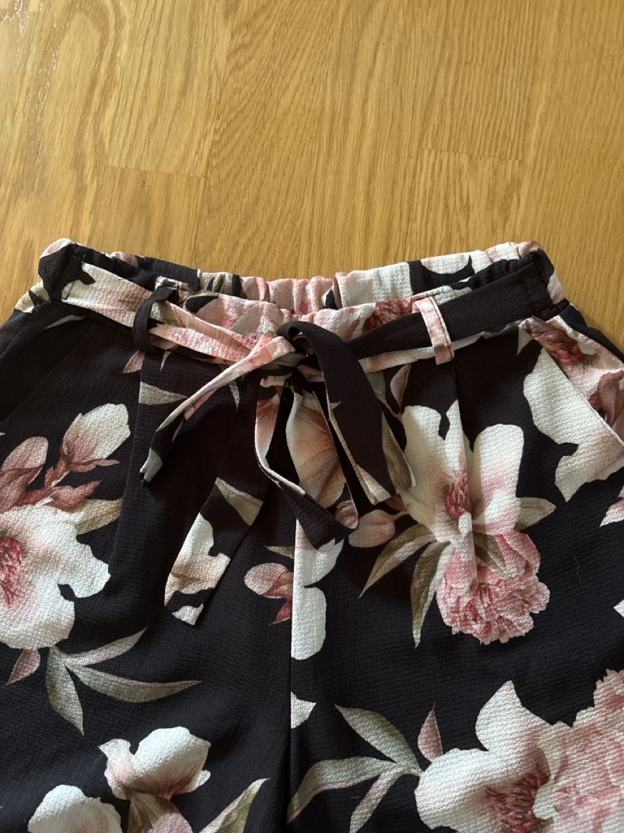 Zebra Hosen: Zebra Sommerhose mit Blumen Grösse M  – Gebraucht aus Rünenberg von ZwergLi100 1