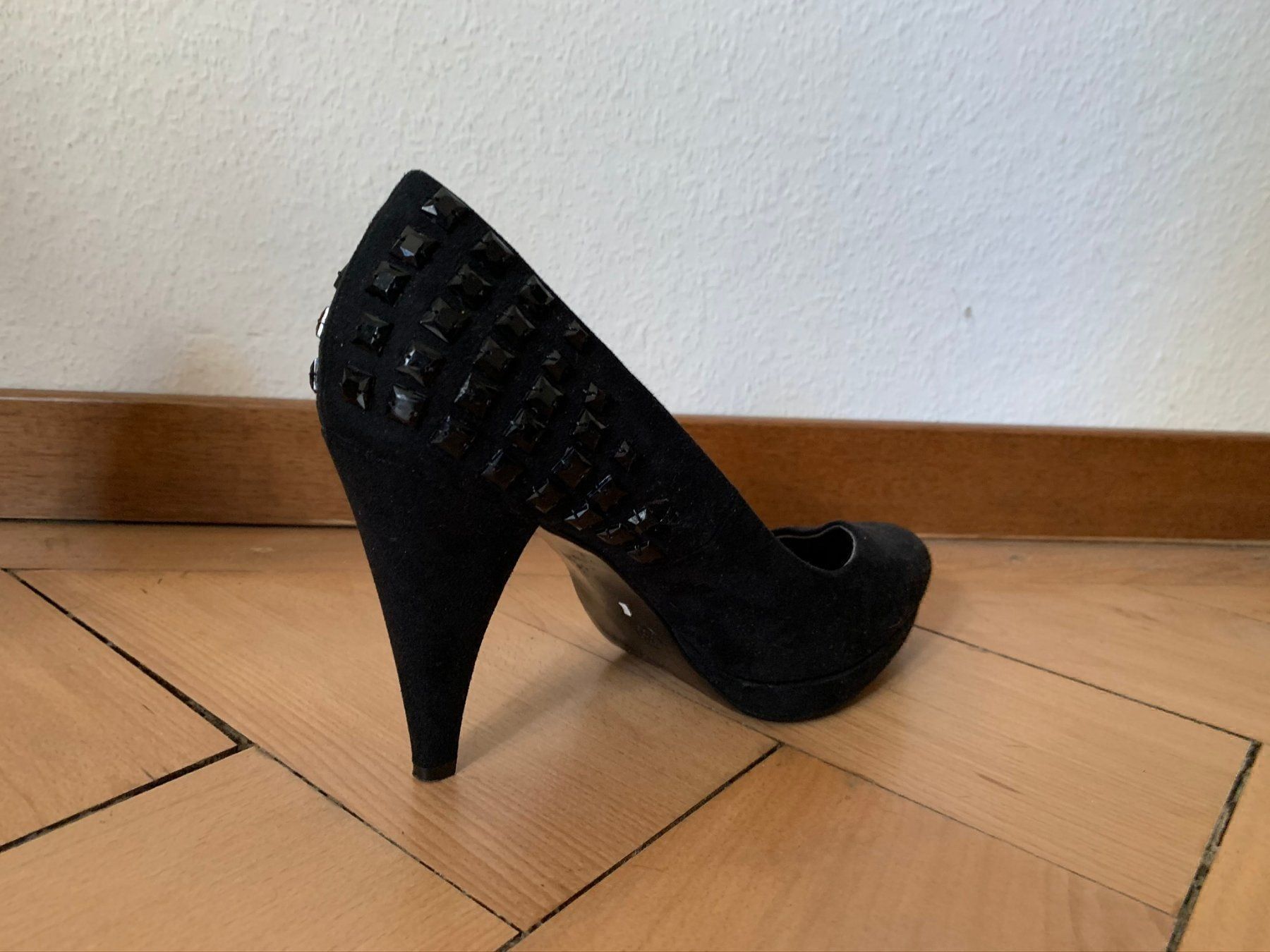 Chaussures femmes: Pumps schwarz mit Nieten - 38 – D'occasion à Zürich par Diazaio 2