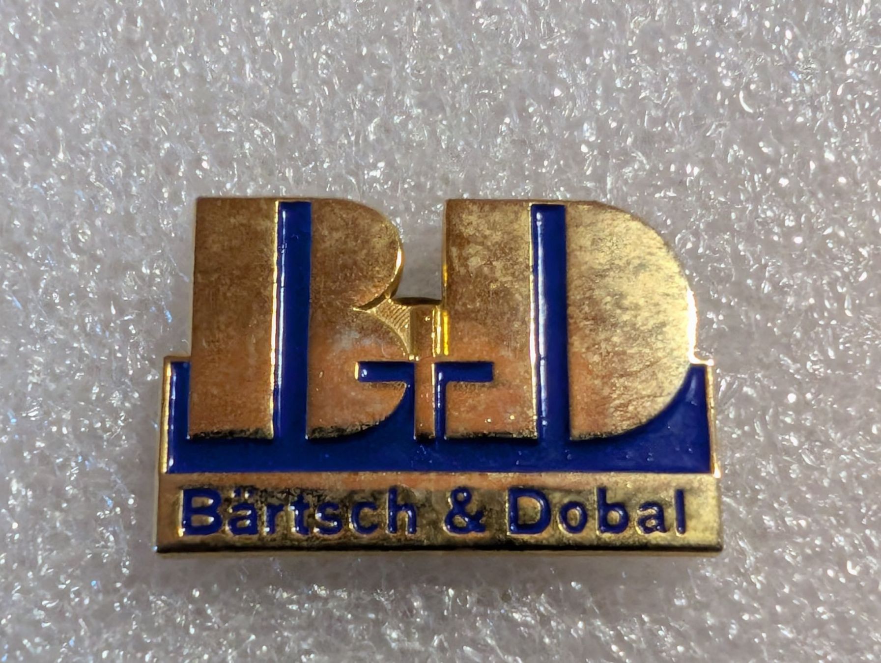 Plaketten & Abzeichen: Ansteckpin 279: Bärtsch & Dobat – Gebraucht aus Oppligen von Pin-Fall-Shop