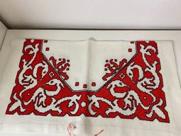 Handbesticktes Deckchen rot weiss 55x55cm
