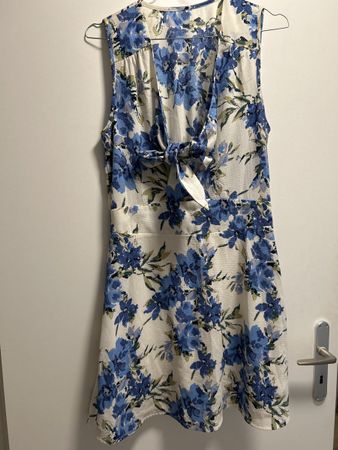 Beautiful and confortable Floral Dress with Tie