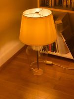 Elegante Tischlampe mit Glasfuss und Stoffschirm