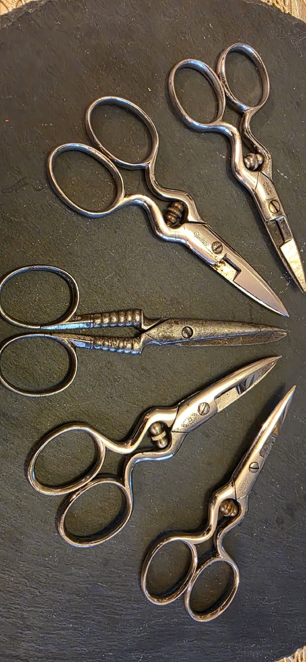 Tutti gli attrezzi: 5 antike Knopfloch Scheren – Usato da Kaufdorf venduto da Nati-Nati 1