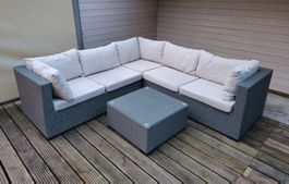 Gartenlounge mit Beistelltisch