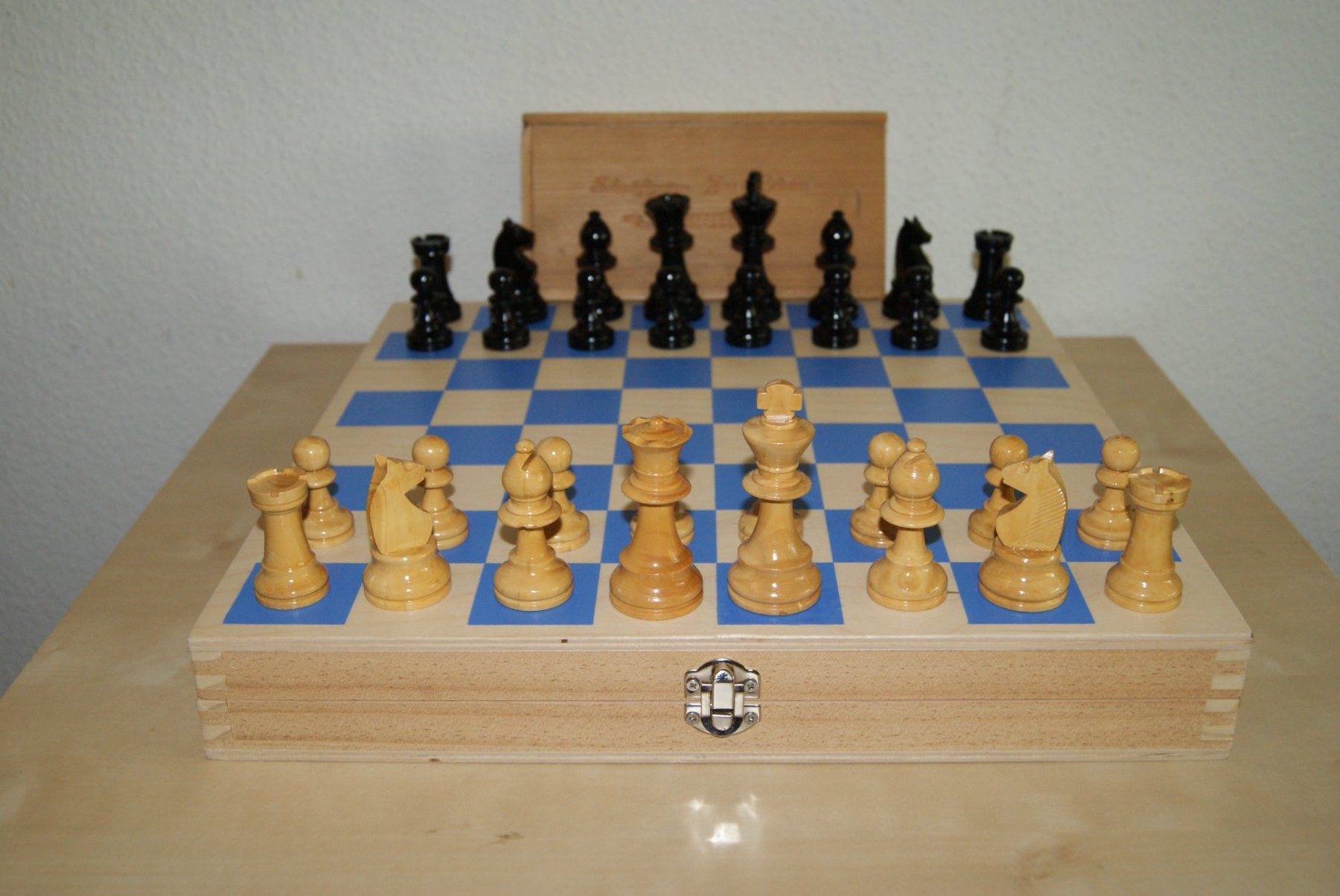 Giochi: Schachbrett-Box mit Staunton Figuren / Plus – Usato da Zürich venduto da Widi1 1