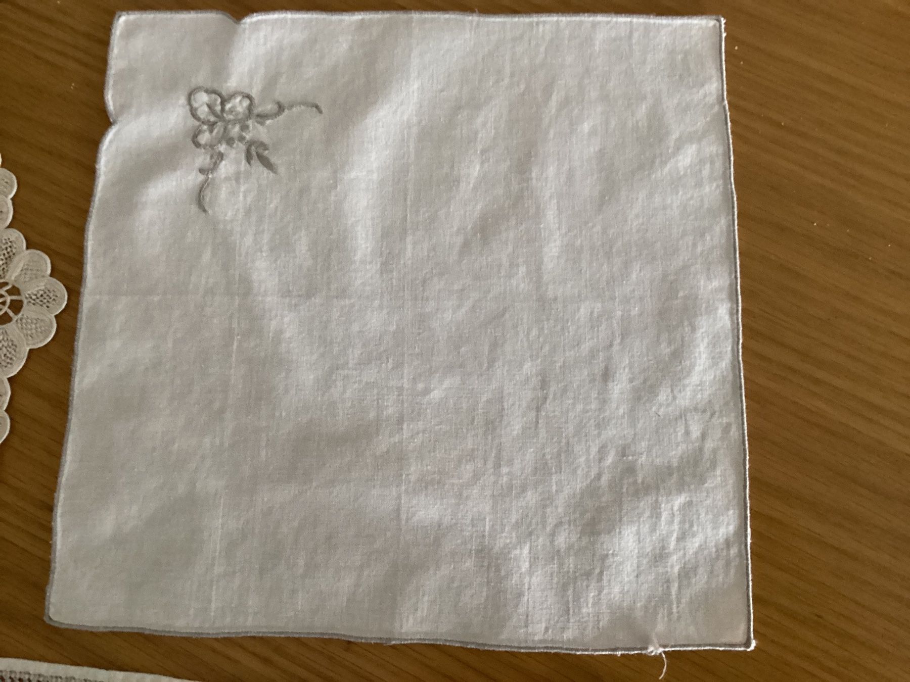 Alle Dekorationen: 3 Spitzendeckeli Leinen Vintage – Gebraucht aus Minusio von scotch111 3