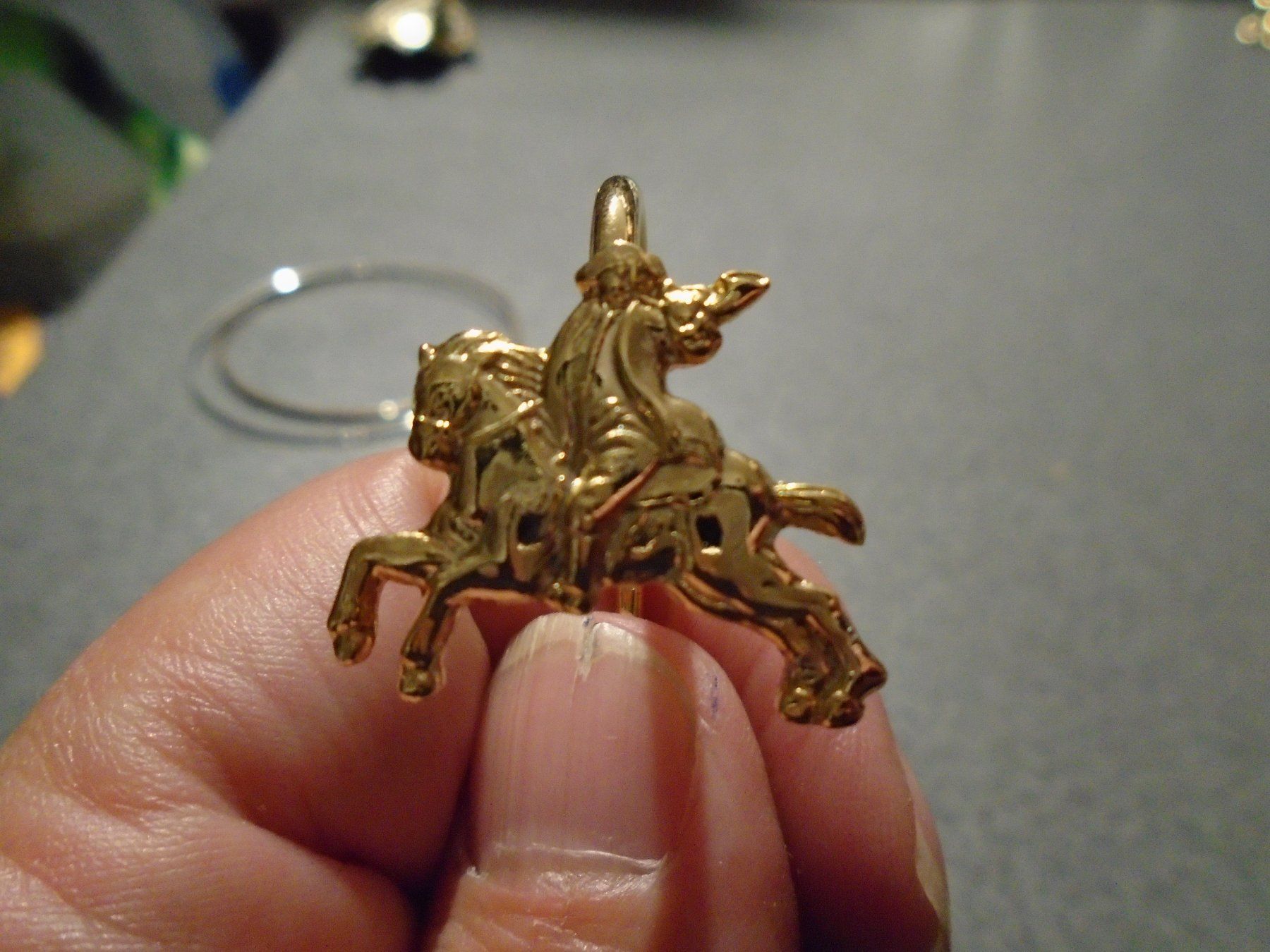 Pendentifs: Anhänger / Spange Reiter, goldfarbig – D'occasion à Zürich par abraxas1291 1