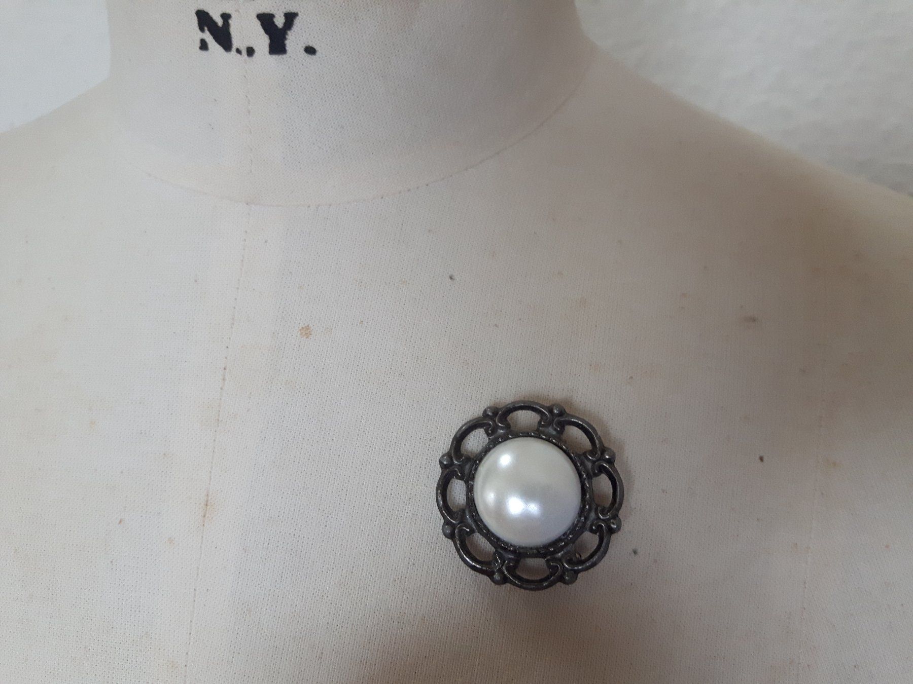 Spille & Fermagli: Vintage Brosche, Perle, schwarz brüniert, klassisch – Usato da Beckenried venduto da SylvkensWorld 1