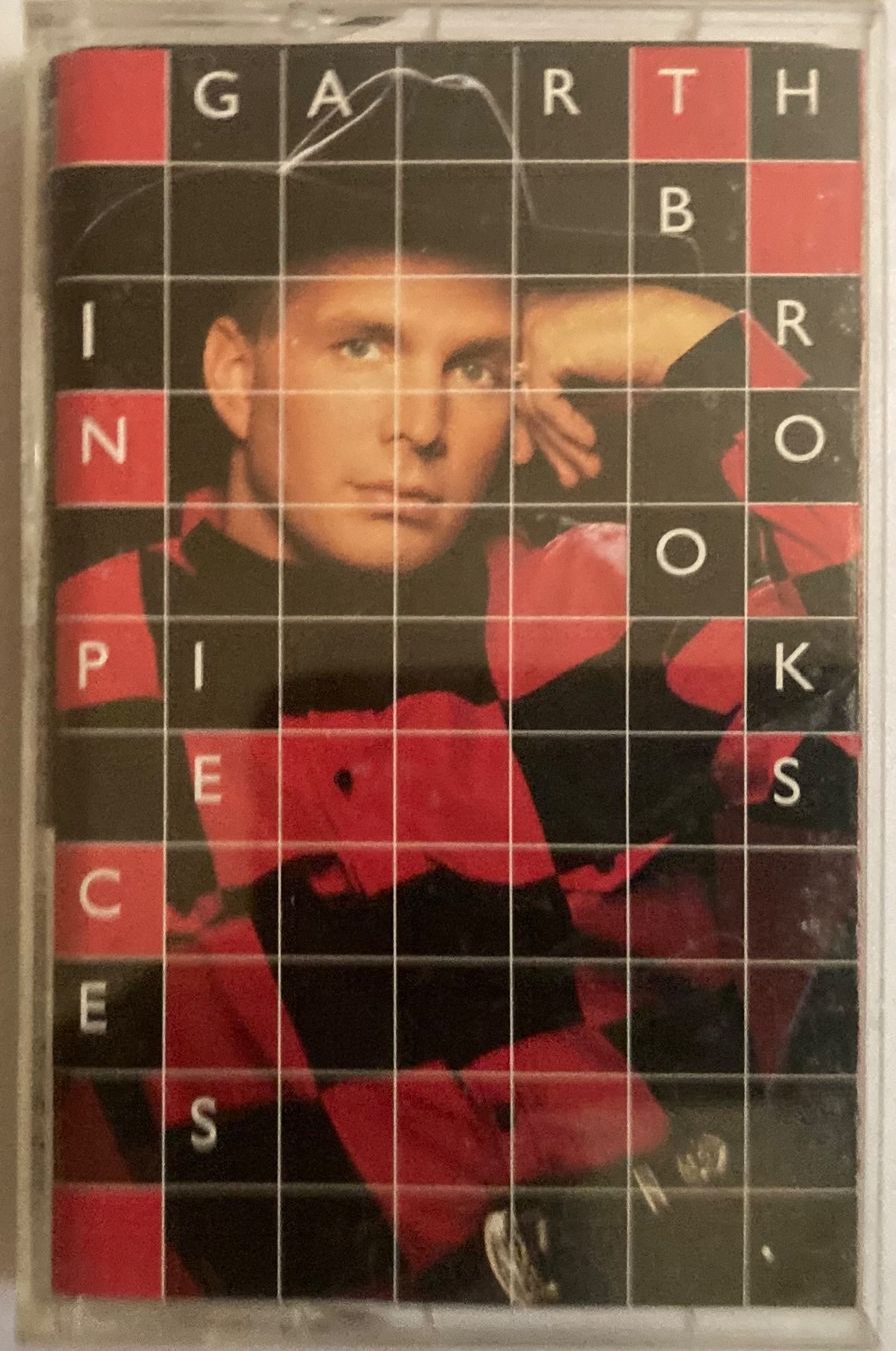 Musicassette: GARTH BROOKS - IN PIECES – Usato da Poliez-Pittet venduto da Newtown-Records