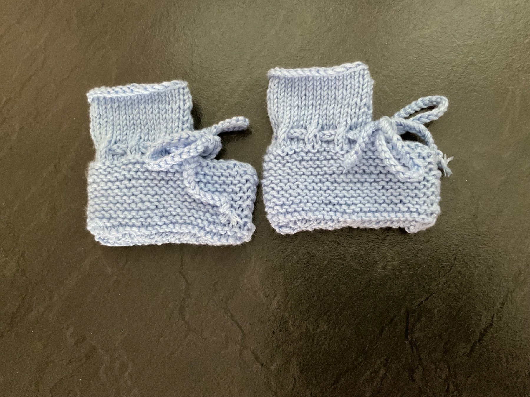 Calze per bambini: Handgestrickte Babyfinkli Hellblau – Nuovo (secondo la descrizione) da Wetzikon ZH venduto da FeeF