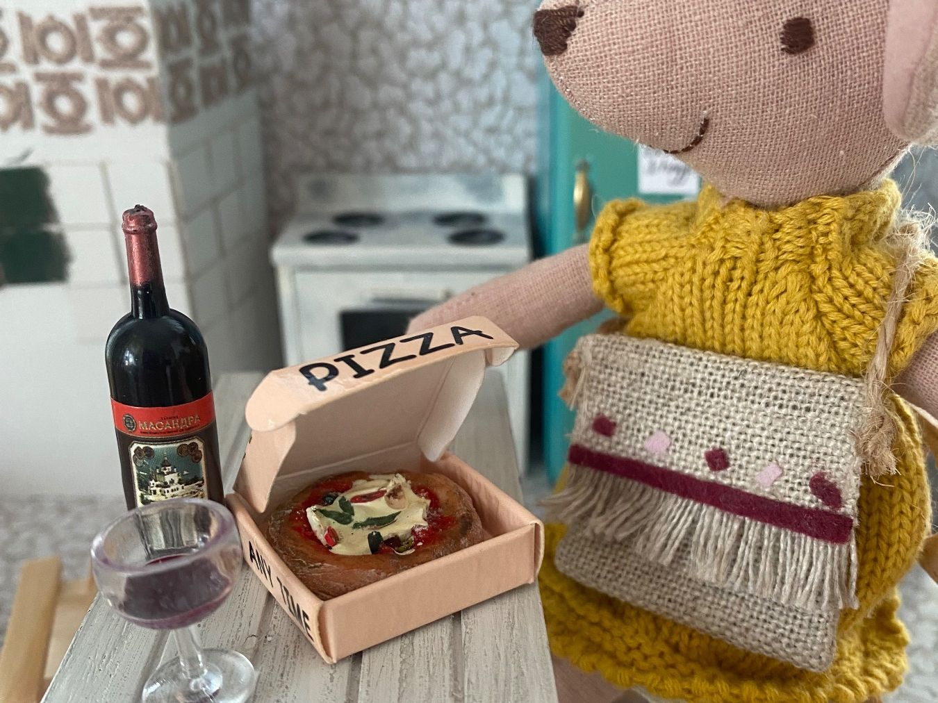 Case e mobili per bambole: Puppenhaus/Maileg: Pizza und Wein (oder Cola) – Nuovo (secondo la descrizione) da Walterswil SO venduto da Weihnachtswichtel.ch