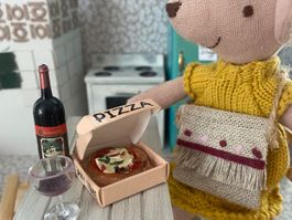 Puppenhaus/Maileg: Pizza und Wein (oder Cola)