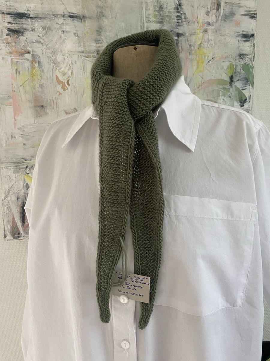 Foulard & Sciarpe: Sophie Scarf - handgestrickt - olive – Nuovo e nell'imballaggio originale da Dübendorf venduto da Montclair 1