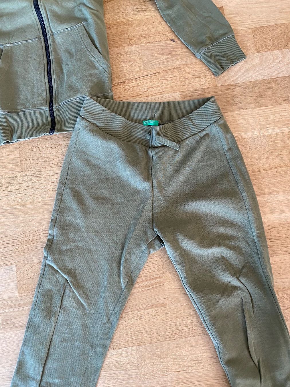 Anzüge: Benetton Trainer Set Hose und Pullover Gr. 170 13-14 Jungs – Gebraucht aus St. Gallen von ka_mo 1