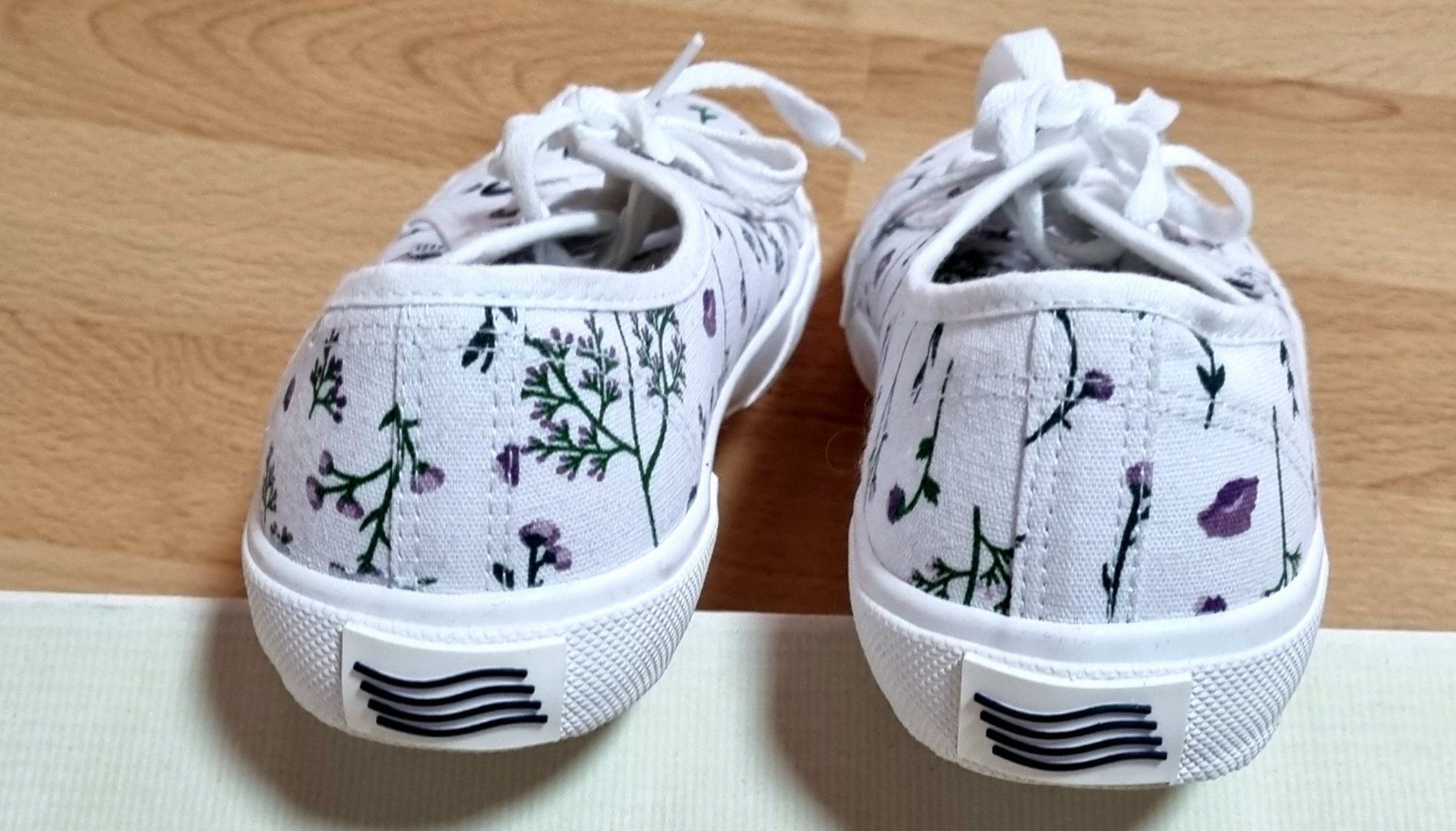 Scarpe da donna: Süsse Stoffsneakers Gr. 40 – Nuovo (secondo la descrizione) da Effretikon venduto da lenalisa63 1