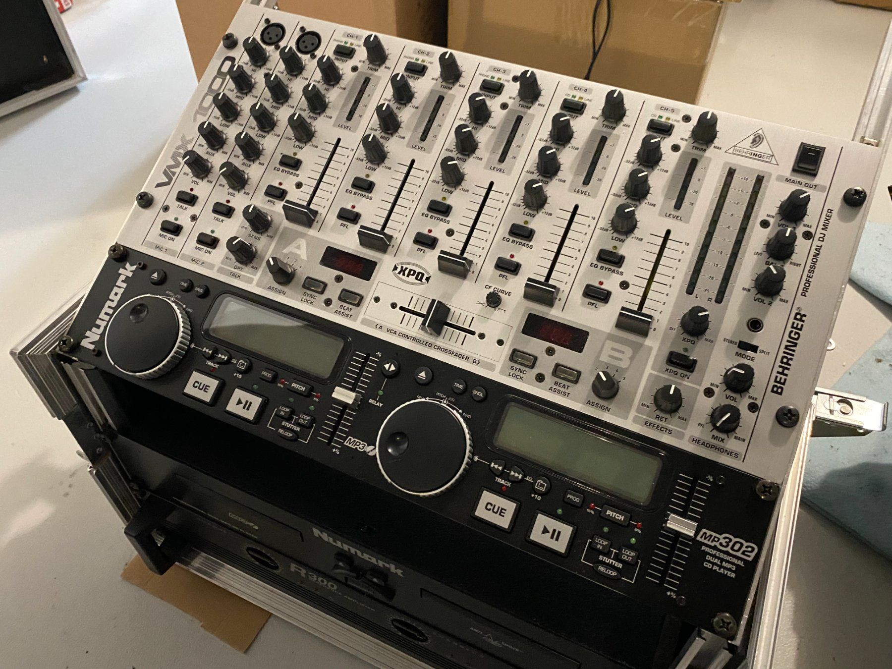 Console di mixaggio: DJ-Rack / DJ-Komplettanlage im Flightcase – Usato da Siselen BE venduto da Helfi70