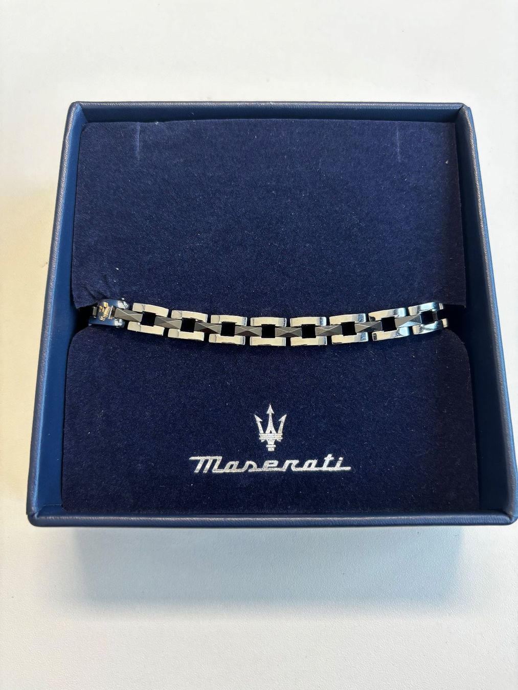 Maserati Armbänder & -reifen: Maserati Armband mit Box neu – Neu (gemäss Beschreibung) aus Frauenfeld von Staatsanwaltschaft