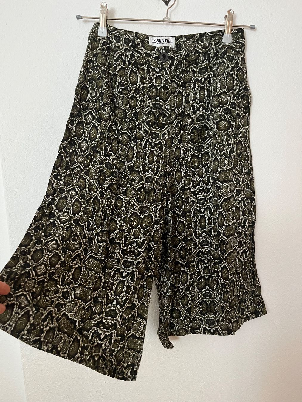 Hosen: Jupe culotte léopard Essentiel Antwerp – Gebraucht aus Cully von FranVey