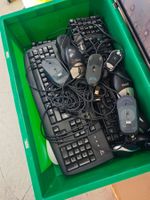 Kiste voller Tastaturen und Mäuse, alle USB