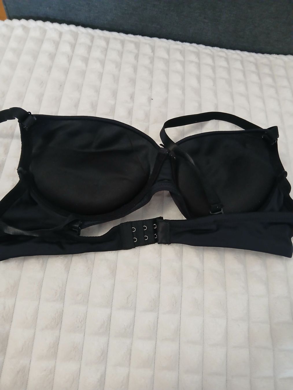 Altra biancheria intima: Schwarzer BH mit Push-up Effekt Grösse 42/95 – Usato da Glattbrugg venduto da fin_66d8 3