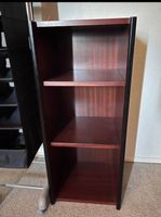 Bücherregal dunkelrot mit schwarzen Kanten 3 Fächer gut e...