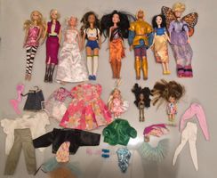 11 Poupées Barbie Disney avec habits et accessoires