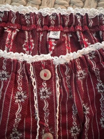 Bluse Rot Grösse 36 geblümt mit Knöpfen