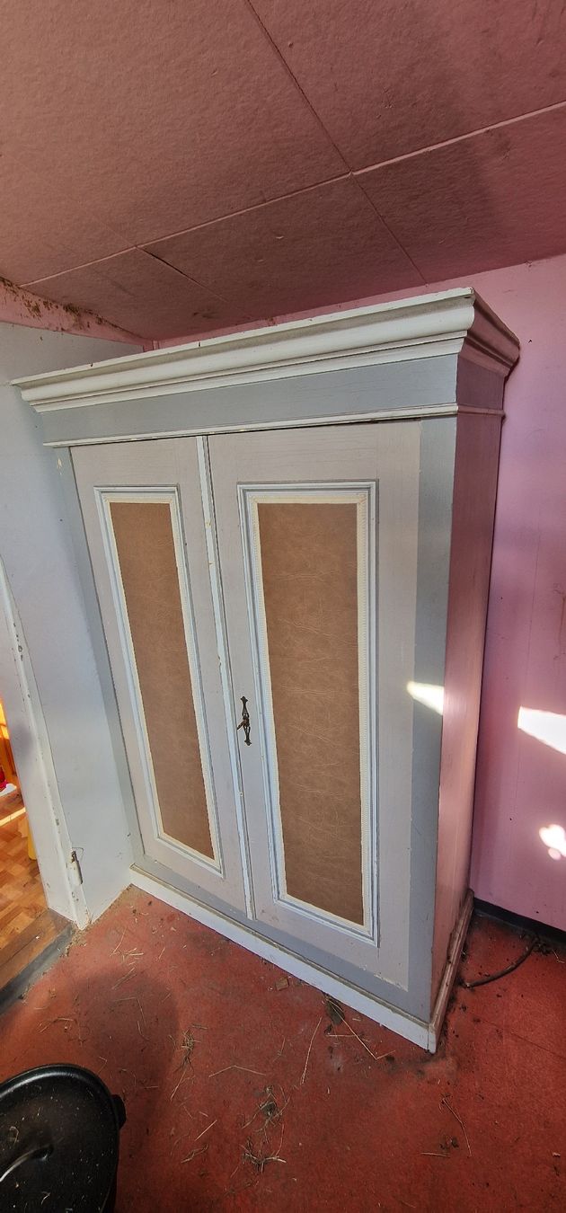 Armoires: Alter Kleiderschrank Holz  – D'occasion à Greifensee par rom_l6c7