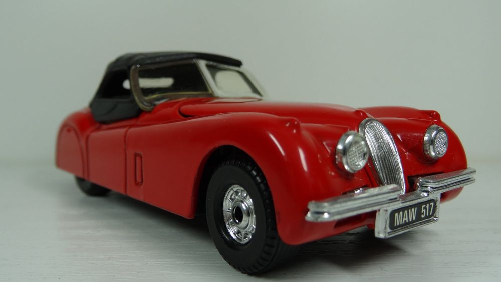 Corgi - Jaguar XK120 Cabriolet 1953 Rouge - Échelle 1/36 - Modèle 803 - Boîte 804 (non Originale)