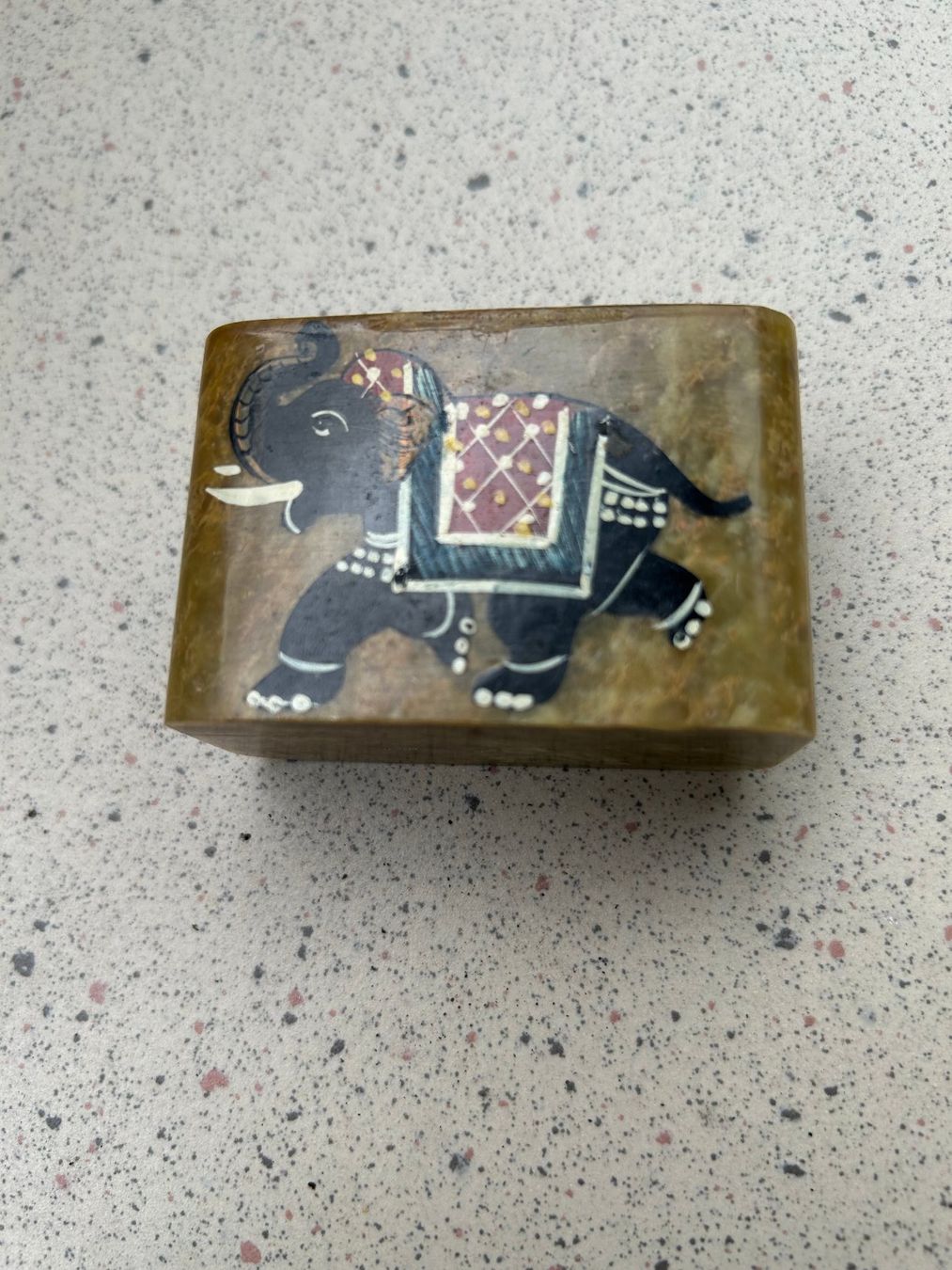 Portagioie: Döschen mit Elefantenmotiv, aus Stein, Indien – Usato da Au SG venduto da Zogu