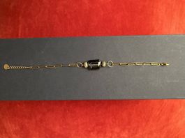 Modisches Armband mit geschliffenen Glassteinen