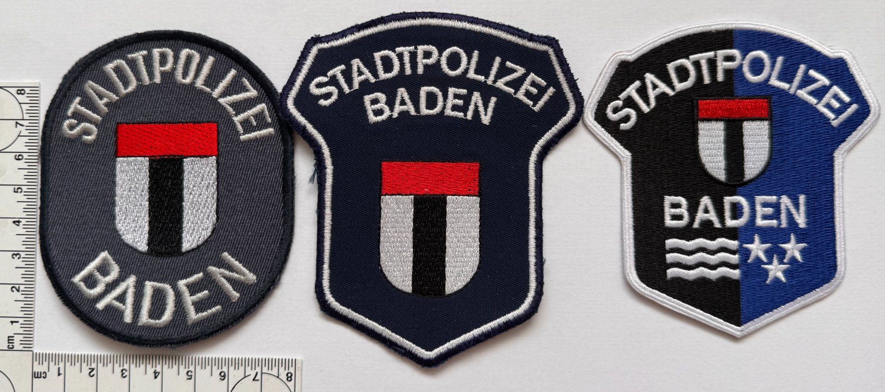 Placchette & Badge: 3 Polizei Abzeichen Stadtpolizei Baden – Nuovo (secondo la descrizione) da Zürich venduto da Policepatch