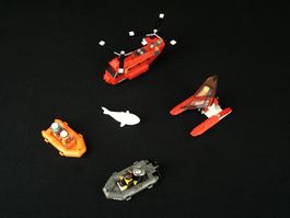 Lego Set mit Helikopter, Boote und Haifisch