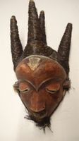 Masque traditionnel africain en bois, dans son jus
