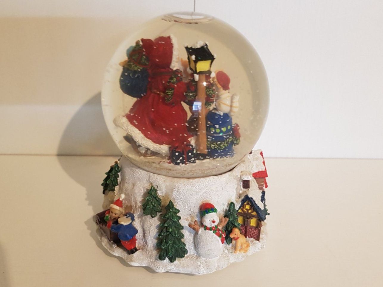 Alle Dekorationen: Aufziehbare Weihnachts Schneekugel. – Gebraucht aus Münchenstein von tsp01 1