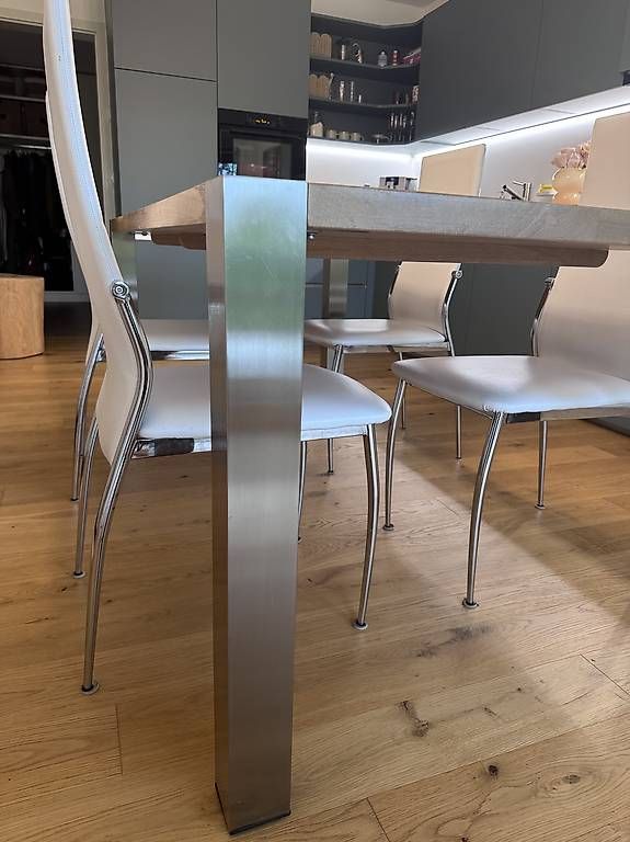 Set di tavolo e panche: Table en bois massif Pfister avec 4 chaises  – Usato da Bern venduto da nastrovov 2