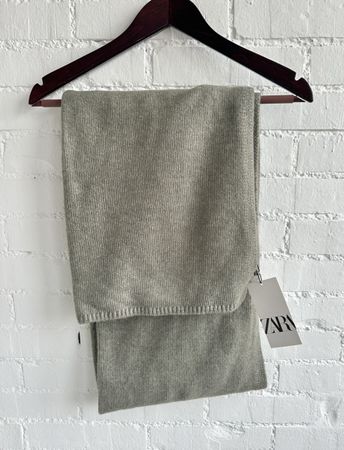 Neu! ZARA Strickschal in Grau-Grün