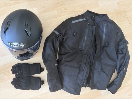 Motorrad Ausrüstung (Helm, Jacke, Handschuhe)