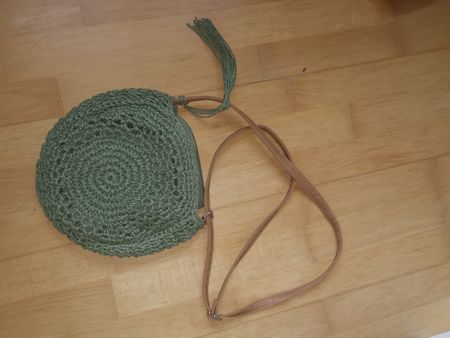 Sac rond en osier vert d'été