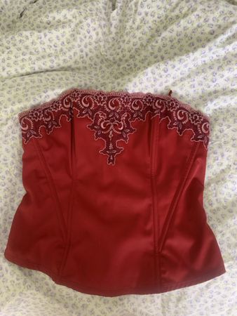 Rotes Korsett mit eleganter Spitze, Größe M