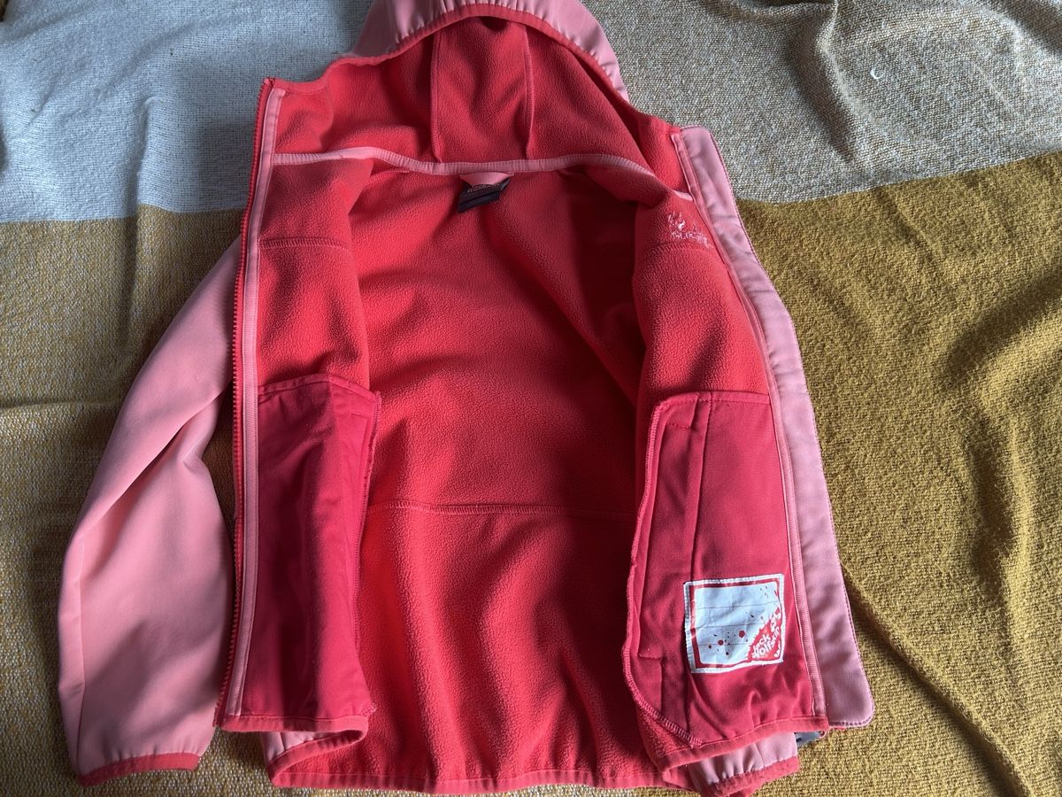 Jack Wolfskin Giacche & Cappotti: Jack Wolfskin Softshell Jacket, Size 128, Coral Red! – Nuovo (secondo la descrizione) da Thalwil venduto da mar_pvx7 7