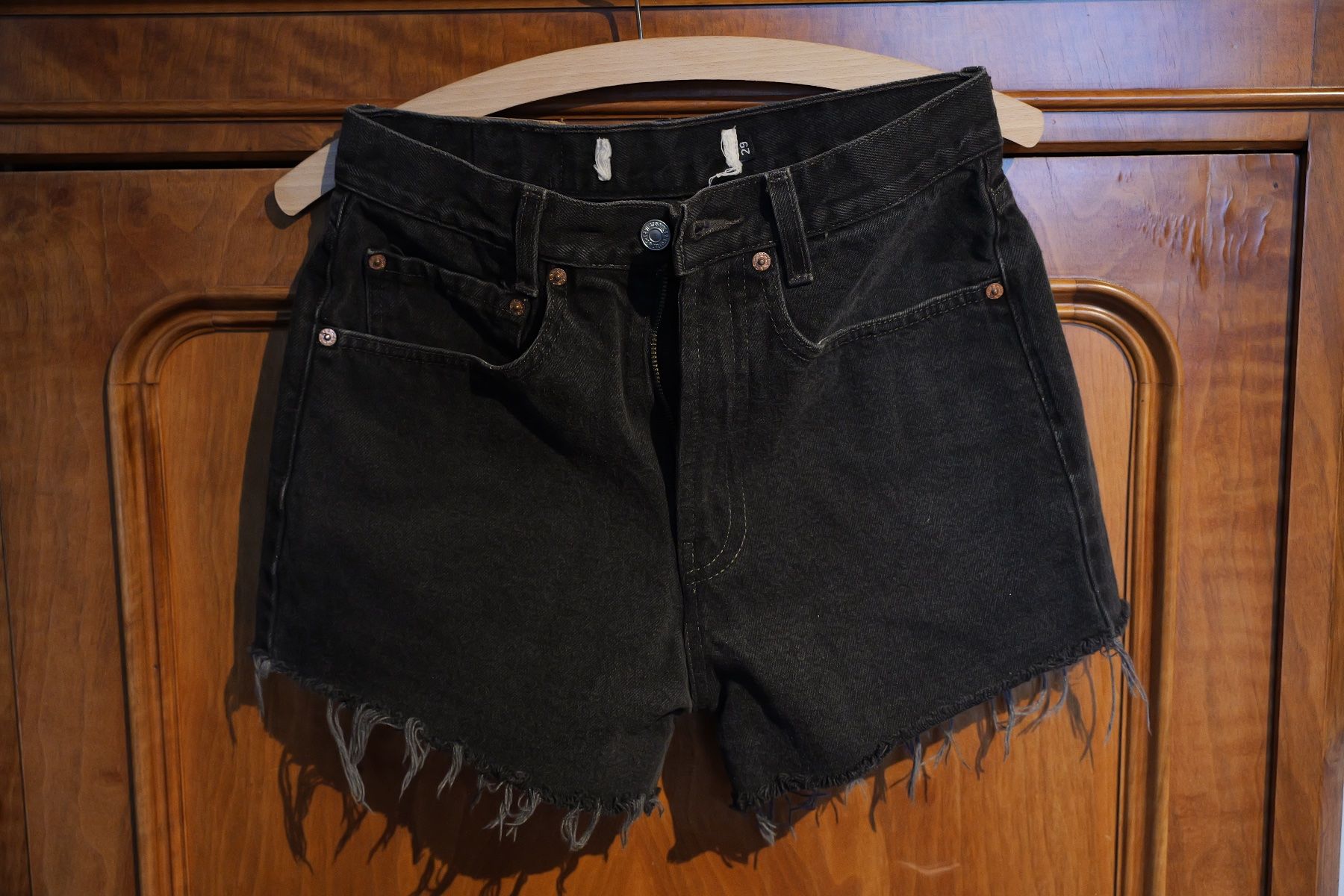 Levi's Pantaloni: Shorts – Usato da Luzern venduto da van_tl7p
