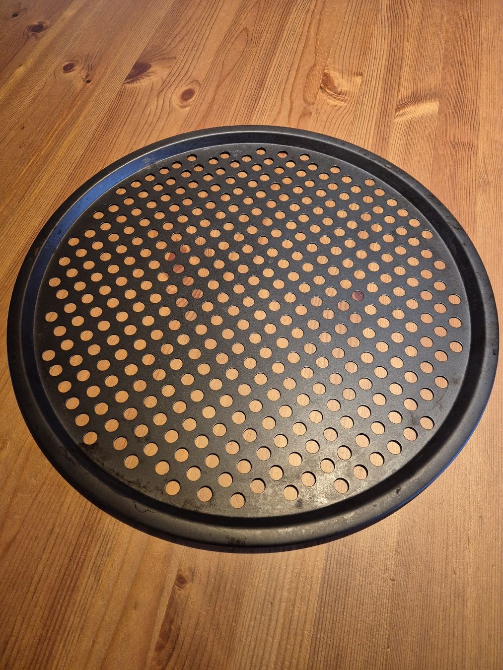 Elettrodomestici da cucina: Pizza Blech mit Löchern, Durchmesser 32cm, Top Zustand! – Usato da Thun venduto da tinu2031