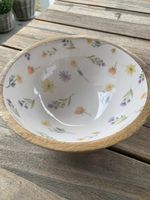 Lässige Schüssel mit Blumen 