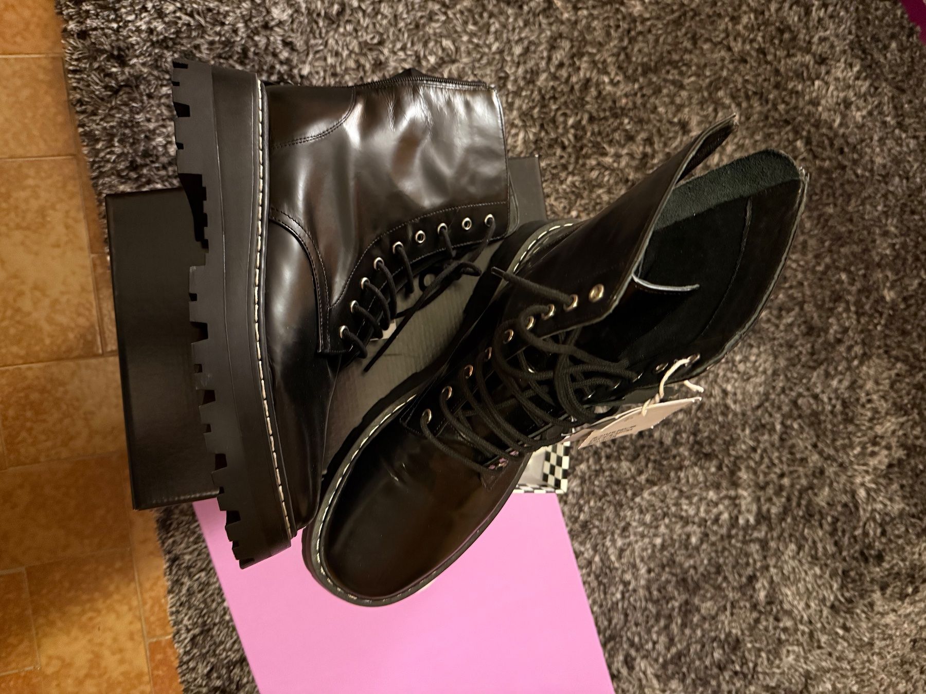 Scarpe da donna: boots en cuir – Usato da savièse venduto da karukeragwada 1