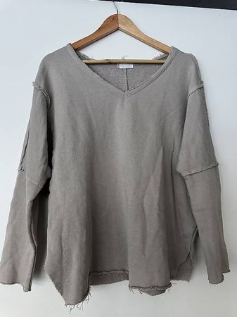 Grauer Pulli