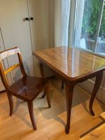 Antiker Holztisch mit Stuhl