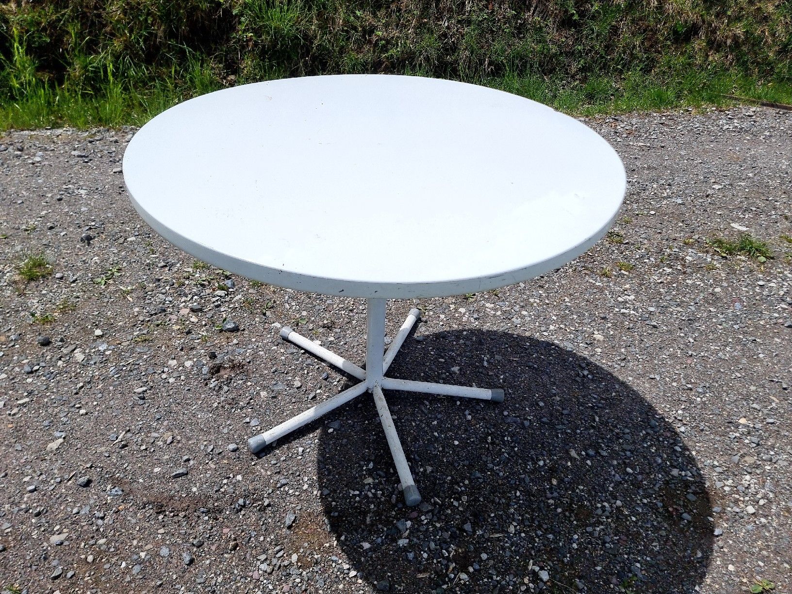 Tavoli: Weisser Gartentisch, Ø 90cm, für Balkon oder Terrasse. – Usato da Berschis venduto da treedosha01