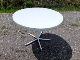 Weisser Gartentisch, Ø 90cm, für Balkon oder Terrasse.